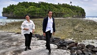 Jokowi kemudian melanjutkan perjalanan ke ujung paling utara Indonesia di Pulau Miangas, Talaud, Sulawesi Utara. Foto: Fotografer Kepresidenan Agus Suparto