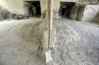 Menjulang hingga setinggi 20-an meter, tungku-tungku tersebut memiliki ketebalan sekitar 3 meter.