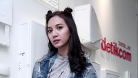 Bintang film Marmut Merah Jambu itu tampil dengan rambut dikepang dua.