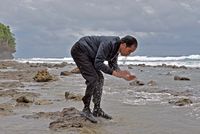 Saat Jokowi Cuci Muka Dengan Air Laut Di Pulau Terdepan Ri