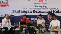 Tenaga ahli utama Kantor Staff Presiden Riza Damanik (kiri) memberikan pandangannya terkait evaluasi 2 tahun pemerintahan Jokowi-JK.