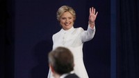 Hillary Clinton melambaikan tangan saat memasuki ruang debat. REUTERS/Carlos Barria.