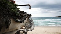 Seni instalasi di tepian karang yang berjudul Fluid. Mark Metcalfe/Getty Images/detikFoto.