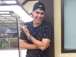 Mischa Chandrawinata Kepergok Jalan Bareng Ranty Maria di RS