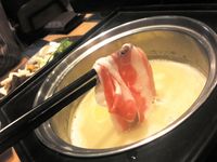 Shaburi: Daging Wagyu Australia Makin Enak Dicelup dengan Kaldu <i>Chicken Collagen Paitan</i> yang Gurih
