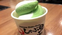 Dessert berupa soft ice cream juga jadi penutup makan siang kali ini. Tiga jenis varian es krim yaitu vanilla, matcha dan kombinasi keduanya bebas Anda ambil.