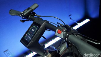 Ada banyak fitur khusus yang ada dalam perangkat ini, seperti pengaturan navigasi berbasis GPS serta menu untuk mengatur berbagai fitur sepeda. Foto: detikINET/Anggoro Suryo Jati