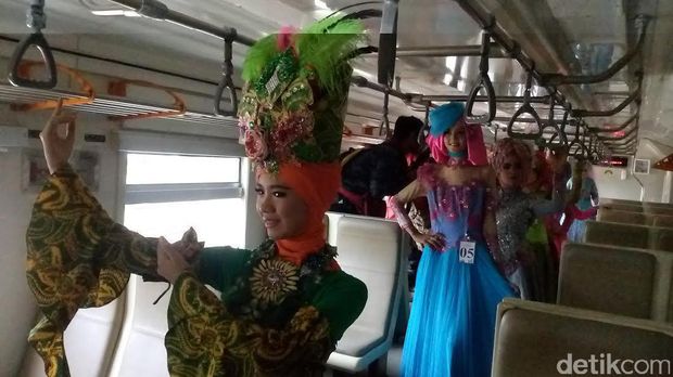 Serunya Menonton Peragaan Busana  Muslim  di Stasiun Mojokerto