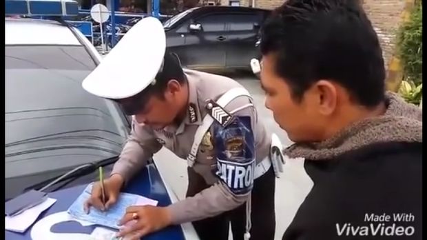  Bripka N Tambunan mengajak pelanggar lalu lintas berdoa sebelum melakukan penilangan (Istimewa/Youtube)