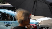 Aksi Kamisan mengundang perhatian penumpang taksi.