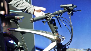Baterai di sepeda ini bisa diisi ulang melalui port microUSB pada bagian depan sepeda. LeEco membanderol sepeda ini di China dengan harga mulai USD 800 atau sekitar Rp 10 juta (USD 1 = Rp 13.000). Foto: detikINET/Anggoro Suryo Jati
