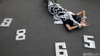 Para aktivis juga menggelar aksi teatrikal.