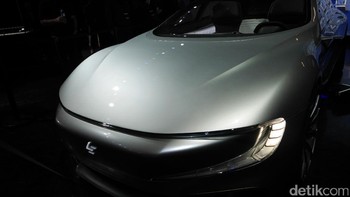 Setirnya sendiri akan bersembunyi ketika mobil beroperasi tanpa sopir, sehingga penumpang yang duduk di kursi sopir akan lebih leluasa untuk bergerak karena ruangnya menjadi lebih lega. Foto: detikINET/Anggoro Suryo Jati