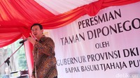 Ahok berpidato sebelum meresmikan Taman Diponegoro yang berada di seberang RSCM Kencana.