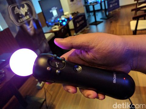 Untuk memainkan Batman: Arkham VR harus menggunakan PlayStation Move.