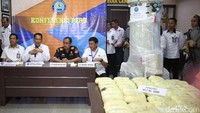 Jaringan ini, berkaitan dengan jaringan dari Malaysia, kita sudah telusuri sudah lama. Ada sabu seberat 69, 2 kg, ujar Kepala BNN Budi Waseso, saat jumpa pers di Gedung BNN, Jl MT Haryono, Jakarta.