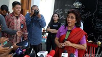 Menteri Susi Pudjiastuti menjawab pertanyaan wartawan usai diskusi.