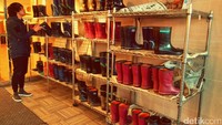 Foto: Sedangkan untuk sepatu boots, beberapa hotel menyediakan penyewaan dengan tarif 200 Yen (Rp 25 ribu) (Sudrajat/detikTravel)