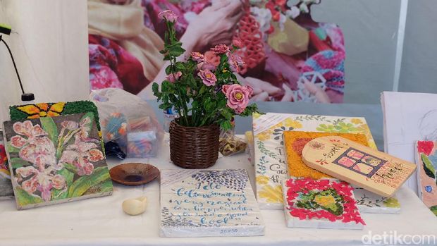 Irma Haryadi Sulap Kain Perca Jadi Lukisan Berkelas