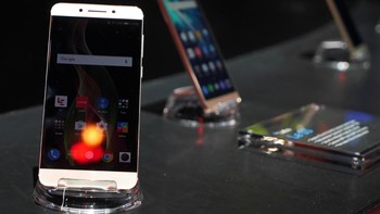 Ponsel ini menggunakan layar berukuran 5,5 inch dengan resolusi 1080p dan kaca 2,5D serta dihargai USD 399 atau sekitar Rp 5 jutaan.  Foto: detikINET/Anggoro Suryo Jati