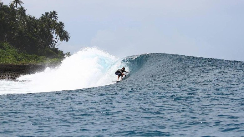 Foto: Surfing di Nias, sudah jadi favoritnya turis mancanegara (@AsuCampSurfClub/Facebook) Foto: Surfing di Nias, sudah jadi favoritnya turis mancanegara (@AsuCampSurfClub/Facebook)