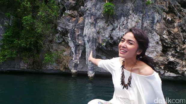 Wisatawan bisa berfoto dengan latar Batu Kelamin dengan berbagai gaya (Wahyu/detikTravel)