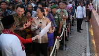 Ahok berbincang sebelum peresmian Taman Diponegoro.