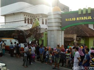 Sopir Ngantuk, Bus Harapan Jaya Tabrak Pondok Riyadlul Jannah