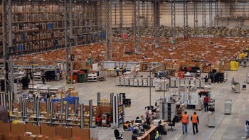 Amazon mengoperasikan lebih dari 175 gudang di seluruh dunia, dengan ruang lebih dari 150 juta kaki persegi, menjadikannya pemimpin dalam industri pergudangan. Masing-masing gudang ukurannya sangat luas seperti ini. Foto: Getty Images
