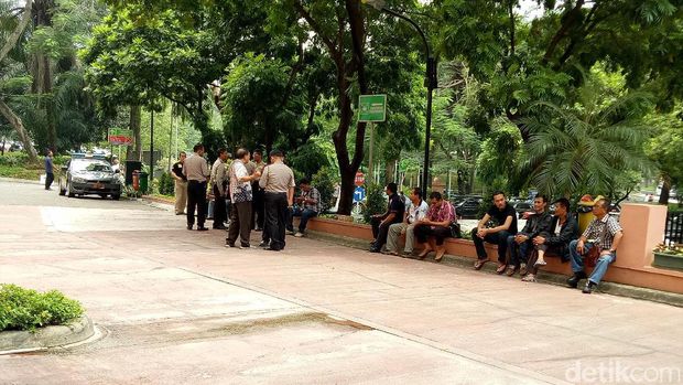 Polisi berjaga di RS Siloam  