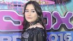 Girls in Black! Prilly Latuconsina Tampil Gothic