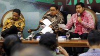 Anggota DPR dari Fraksi PDIP Maruarar Sirait memberikan pemaparan. Dalam dialog ini para pembicara membahas sejumlah program kerja di bidang politik dan hukum, kesehatan, pendidikan, ekonomi, infrastruktur, maupun sosial budaya dalam 2 tahun masa pemerintahan Jokowi-JK.