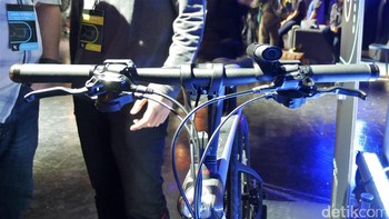 Selain perangkat Android pada stang sepeda, ada juga tiga tombol pada bagian tengah sepeda, yang fungsinya untuk mengatur tenaga, kamera dan lampu. Lalu pada bagian grip ada sejumlah tombol untuk lampu sein dan fungsi seperti menelpon atau pun menyalakan musik. Foto: detikINET/Anggoro Suryo Jati