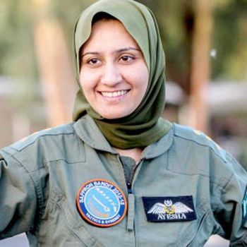 Inspirasi Mengejar Mimpi dari Ayesha Farooq, Pilot Berhijab Pertama Pakistan