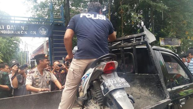 Saksi Penyerangan Polisi Di Tangerang Di Motor Pelaku Ada Stiker Isis