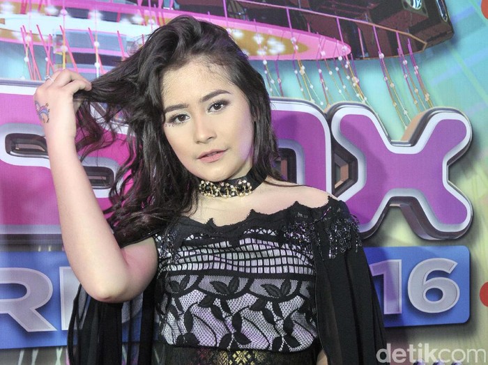 Lima Media Sosial yang Wajib Bagi Prilly Latuconsina
