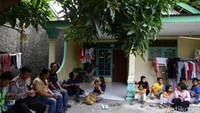 Sebelumnya, rumah ini telah digeledah polisi. Polisi mengambil sejumlah barang terkait penyerangan pagi tadi.