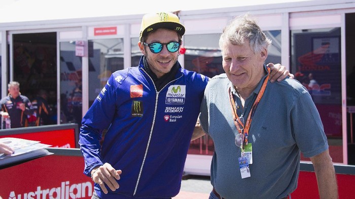 PHILLIP ISLAND, AUSTRALIA - OCTOBER 20:  Valentino Rossi of Italy and Movistar Yamaha MotoGP greets Geremy Burgess of Australia in paddock during previews ahead of the 2016 MotoGP of Australia at Phillip Island Grand Prix Circuit on October 20, 2016 in Phillip Island, Australia.  (Photo by Mirco Lazzari gp/Getty Images)