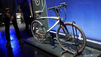 Selain itu, ada perangkat Android dengan layar 4 inch yang dibenamkan oleh LeEco ke dalam Super Bike di bagian stangnya, meski sistem operasi itu disebut sebagai Bike OS oleh perusahaan asal China tersebut. Secara garis besar, perangkat ini adalah ponsel, karena bisa terkoneksi ke jaringan selular. Foto: detikINET/Anggoro Suryo Jati