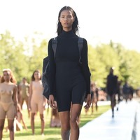 Kontroversi Yeezy Season 4 tak berhenti di situ. Para tamu undangan dibuat frustasi dengan akses menuju lokasi fashion show yang digelar di Pulau Roosevelt, New York City. Tak hanya itu, sejumlah model tumbang karena tak tahan berdiri lama di bawah sinar matahari saat fashion show. (Foto: Getty Images)