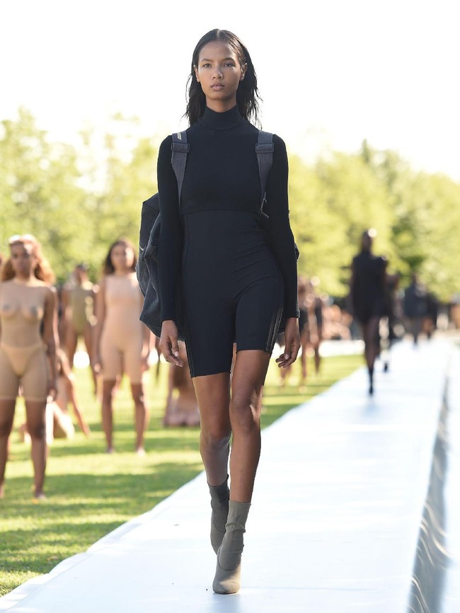 Kontroversi Yeezy Season 4 tak berhenti di situ. Para tamu undangan dibuat frustasi dengan akses menuju lokasi fashion show yang digelar di Pulau Roosevelt, New York City. Tak hanya itu, sejumlah model tumbang karena tak tahan berdiri lama di bawah sinar matahari saat fashion show. (Foto: Getty Images)