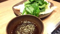 Ada dua jenis saus yang enak dinikmati dengan daging. Saus ponzu yang asam dengan tambahan sweet sauce yang  cocok dinikmati dengan daging sapi.