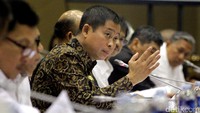 Menteri ESDM, Ignasius Jonan, yang baru dilantik oleh Presiden Joko Widodo mengikuti rapat kerja dengan Komisi VII.