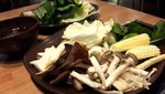 Menikmati Irisan Daging Lembut yang Dicelup dalam Kuah Kaldu yang Gurih Hangat