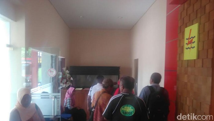 Sudah Bayar Tapi Belum Teraliri Listrik, Warga Datangi PLN Jember