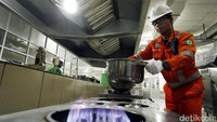 PGN memberikan layanan khusus berupa pemeriksaan, perawatan, leak test dengan methane detector, penataan alat kerja pelanggan, hingga pengecetan pipa-pipa gas milik pelanggan rumah sakit.