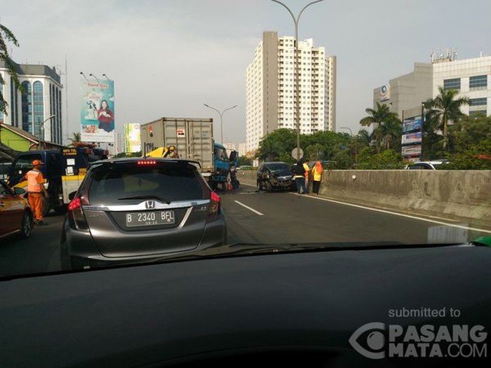 Truk Tabrak Avanza di Kebon Jeruk, Lalin Macet 2 KM