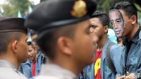 Aksi ini dijaga ketat polisi.
