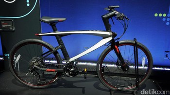 Super Bike dilengkapi berbagai perangkat elektronik untuk meningkatkan keamanan pengendaranya. Dari lampu sein, lampu depan yang bisa diatur ketinggiannya, kamera, dan lampu laser untuk memberi garis batas aman di sisi kiri dan kanan sepeda. Foto: detikINET/Anggoro Suryo Jati