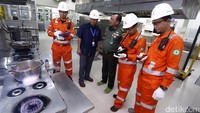 Direktur Pembinaan Penunjang Umum RSPAD Gatot Subroto, Kolonel CKM dr Jajang Edy Priyanto dan Sales Area Head Jakarta PGN Sabaruddin memantau mengecek instalasi gas.
